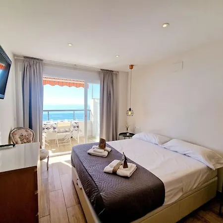 Beachfront Dream: Prime Location With Sea Views Lejlighed Fuengirola