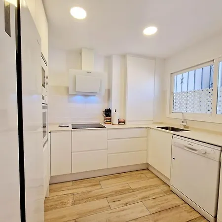 Beachfront Dream: Prime Location With Sea Views アパート