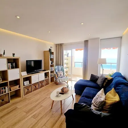 Beachfront Dream: Prime Location With Sea Views Lejlighed